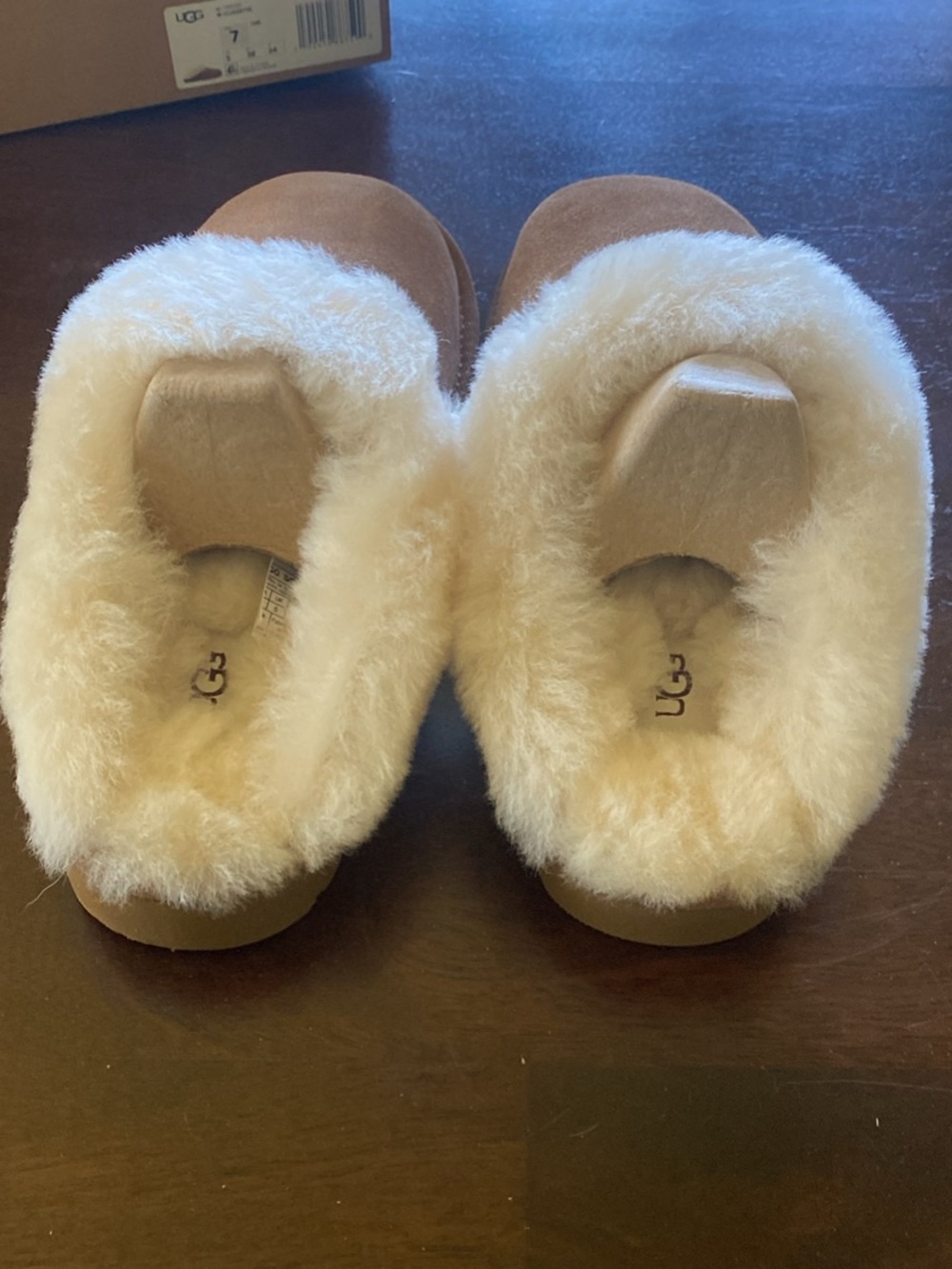 UGG Slippers New in Box -Women’s 7 - Picture 2 of 6